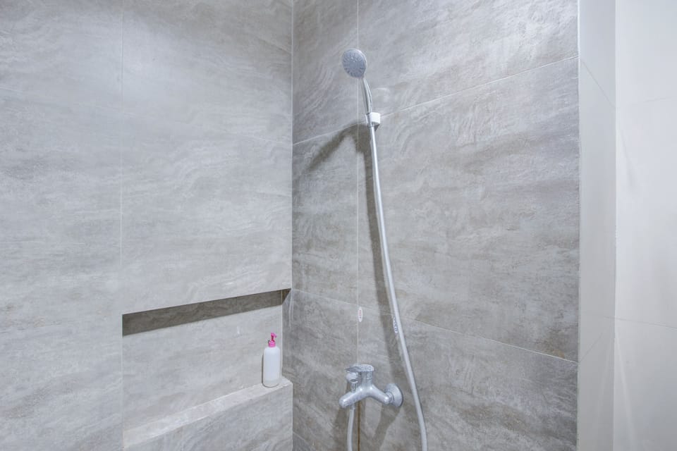Deluxe Double Room | Bathroom | Shower, bidet, towels, soap