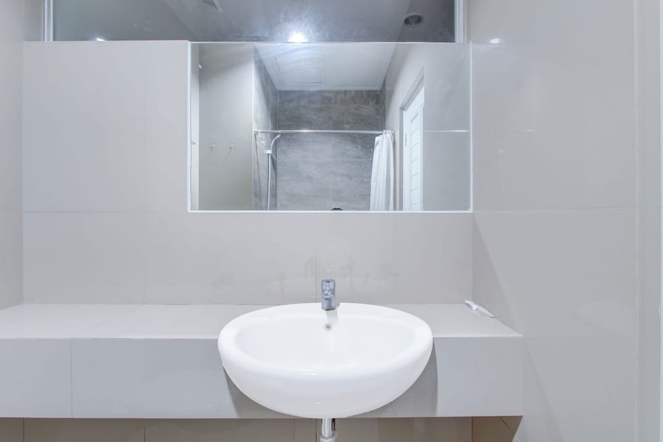 Deluxe Double Room | Bathroom | Shower, bidet, towels, soap