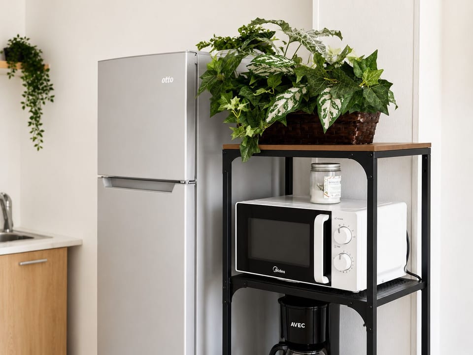 Coffee/tea maker, full-size fridge, microwave, stovetop