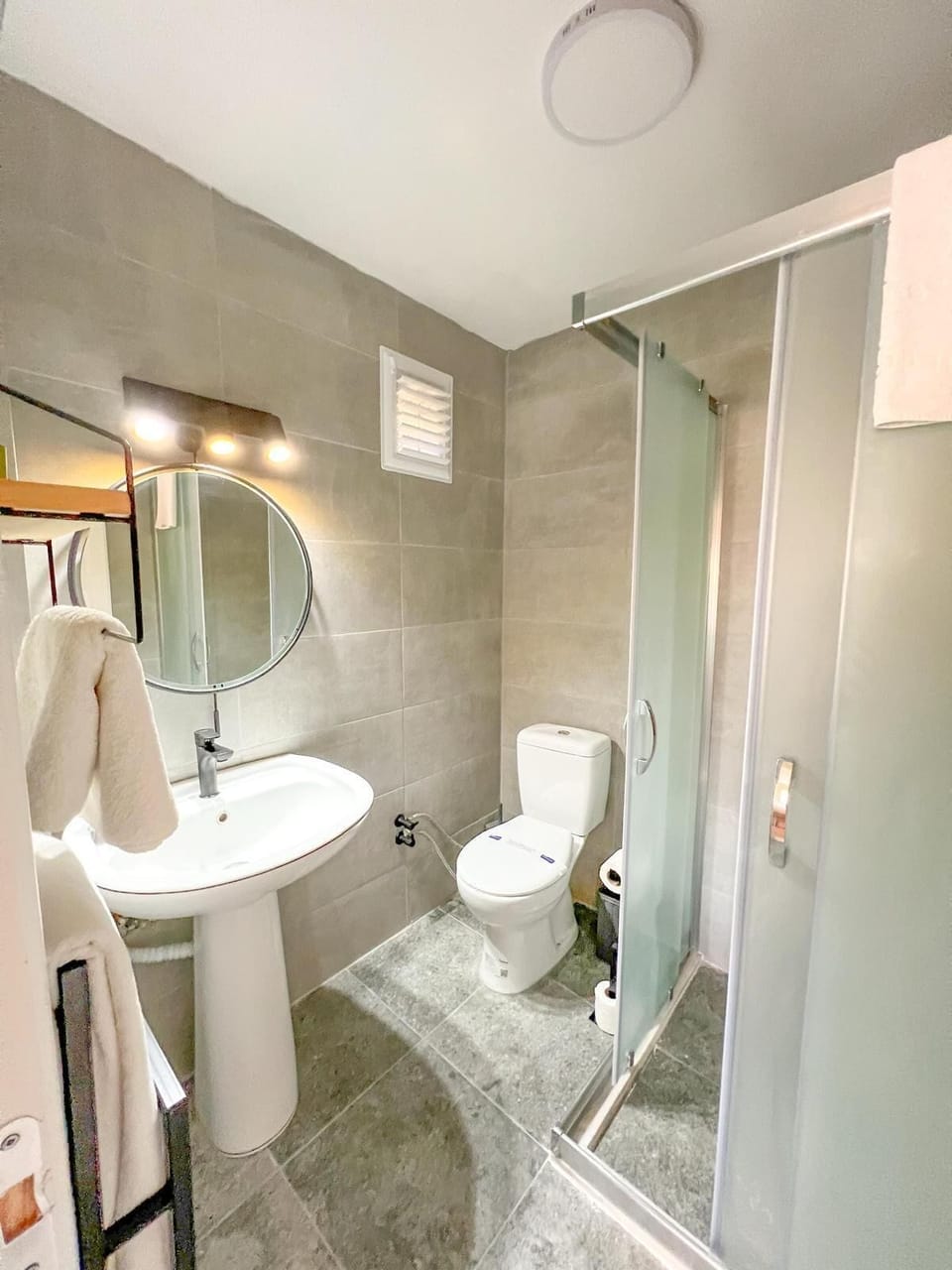 Room, Garden View | Bathroom | Free toiletries, hair dryer, slippers, towels
