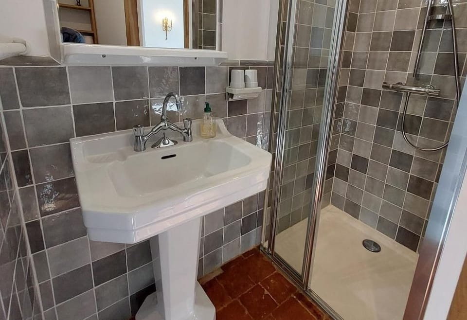 Deluxe Double or Twin Room, Garden View | Bathroom | Slippers