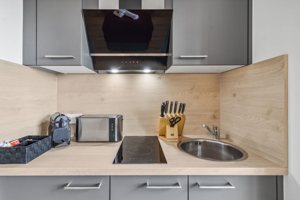 Studio, Balcony | Private kitchen | Fridge, stovetop, cookware/dishes/utensils