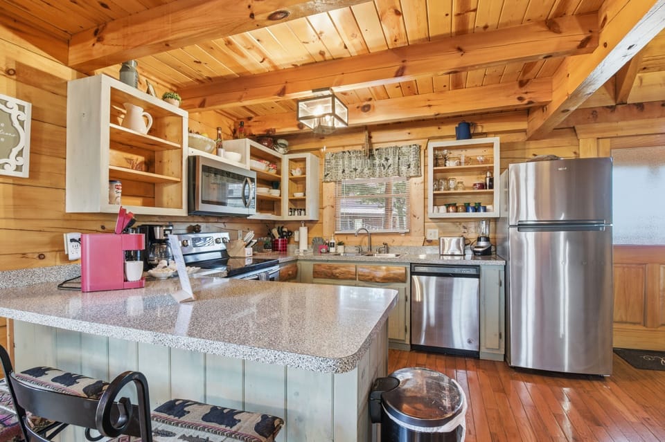 Signature Cabin, 3 Bedrooms, Balcony, Mountain View | Private kitchen | Fridge, microwave, oven, stovetop