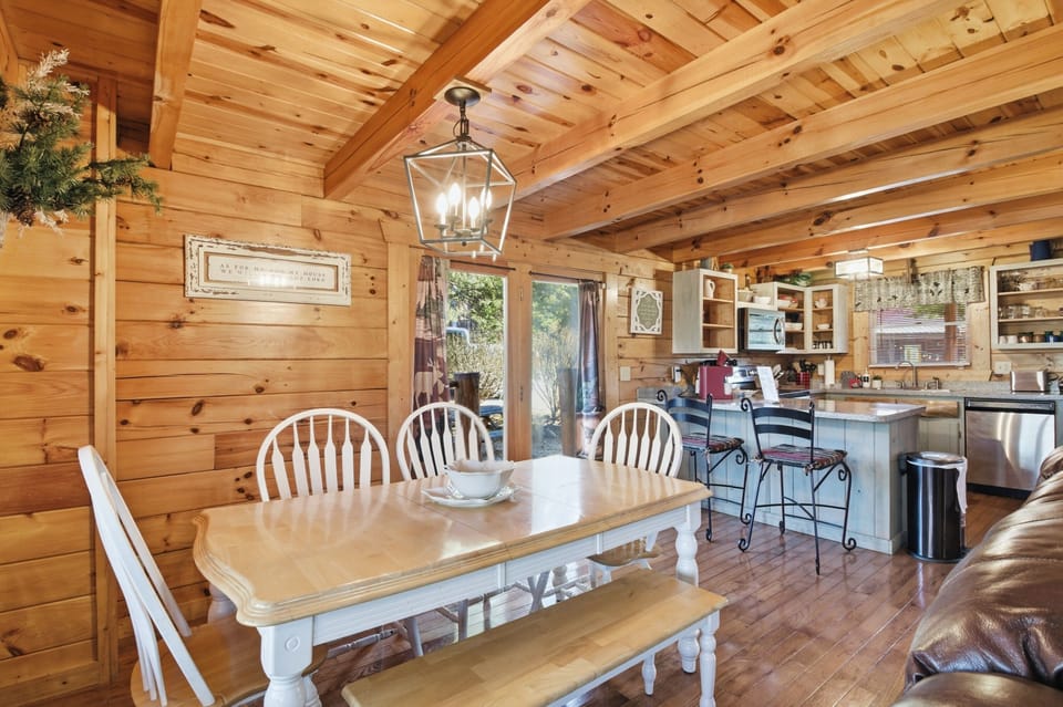 Signature Cabin, 3 Bedrooms, Balcony, Mountain View | In-room dining