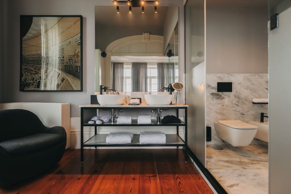 Royal Suite (Suite Royal with Balcony) | Bathroom | Slippers, towels, soap, shampoo