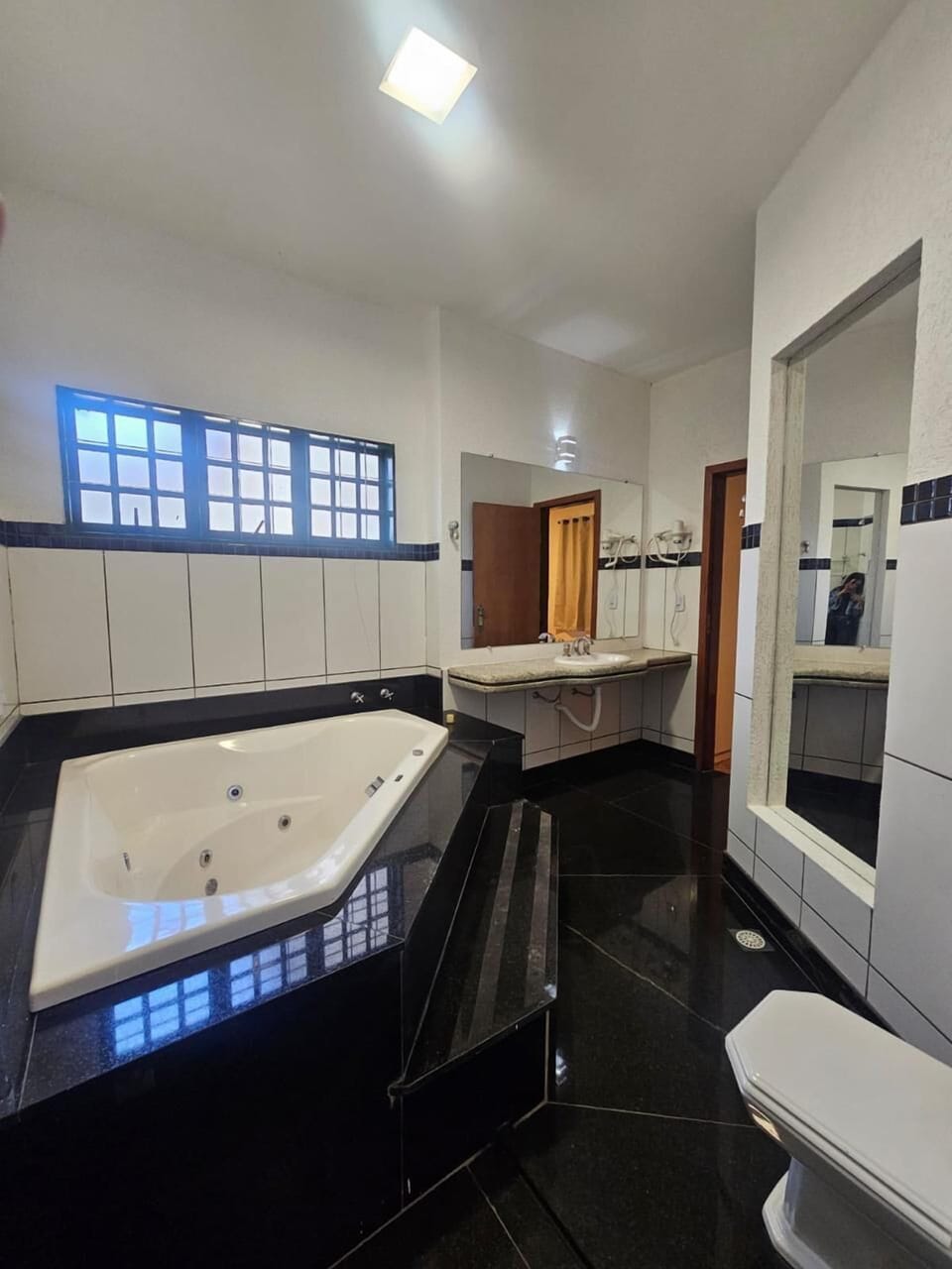Deluxe Chalet | Bathroom | Shower, hair dryer, towels, soap