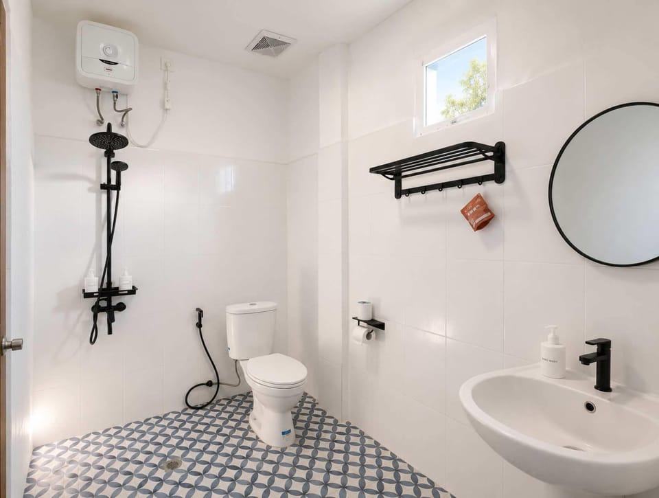 Superior Twin Room | Bathroom | Shower, towels, soap, shampoo