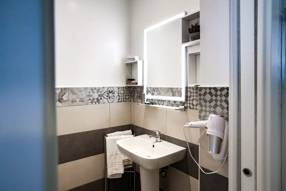 Standard Double Room, Ensuite, Garden View | Bathroom | Slippers