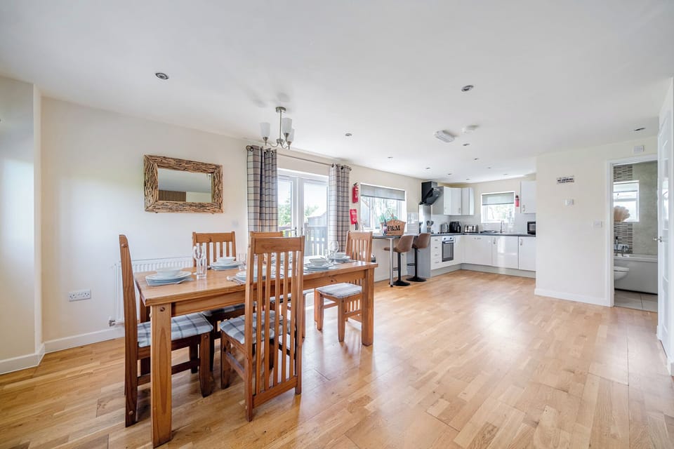 Cottage | Dining