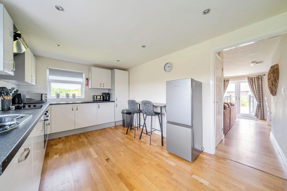 Fridge, dishwasher, cookware/dishes/utensils