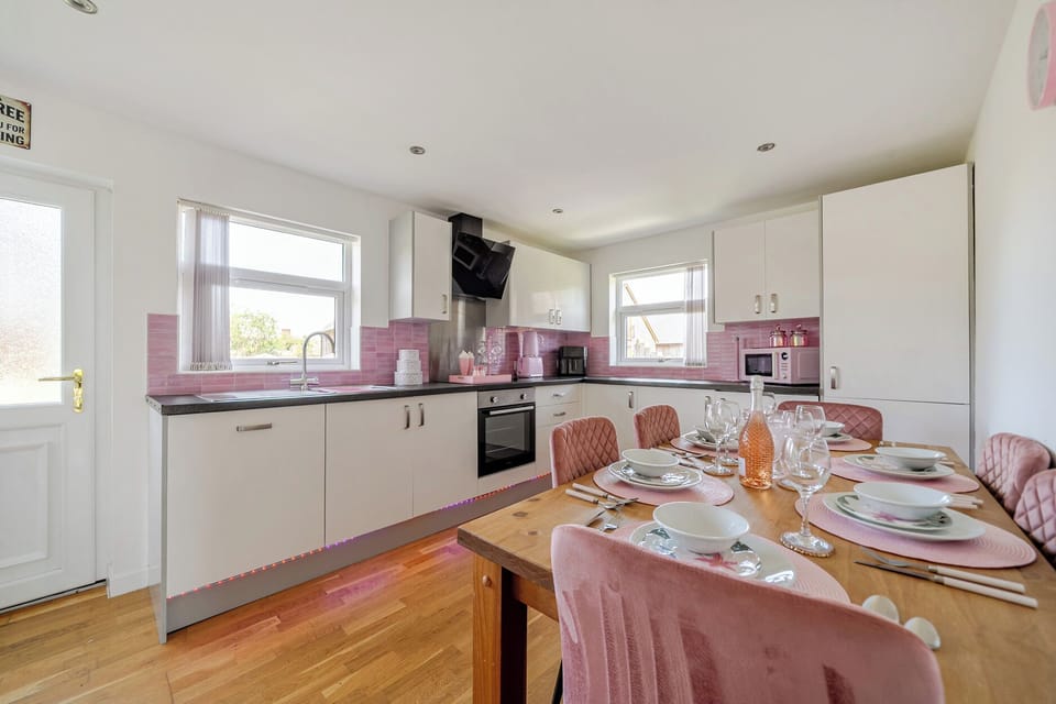 Cottage | Private kitchen | Fridge, microwave, dishwasher, toaster