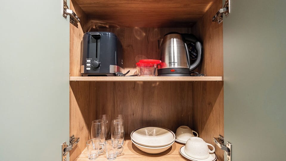 Full-size fridge, microwave, stovetop, cookware/dishes/utensils