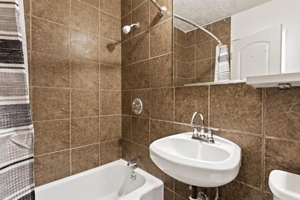 Basic Single Room, City View | Bathroom | Free toiletries, hair dryer, towels, soap