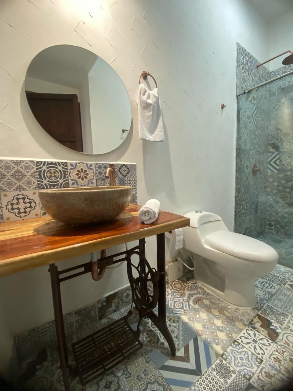 Classic Room, 1 Large Twin Bed | Bathroom | Shower, hair dryer, soap, shampoo