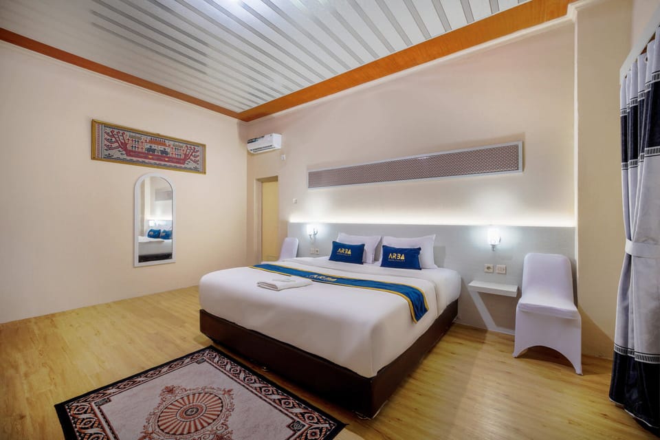 Desk, free WiFi, bed sheets