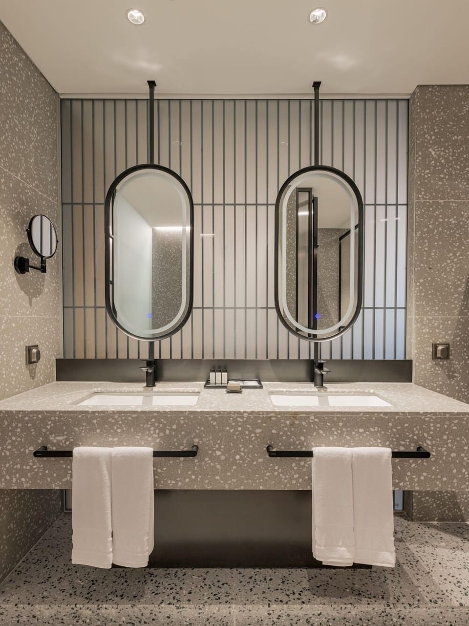 Suite (Artist) | Bathroom | Shower, free toiletries, hair dryer, slippers