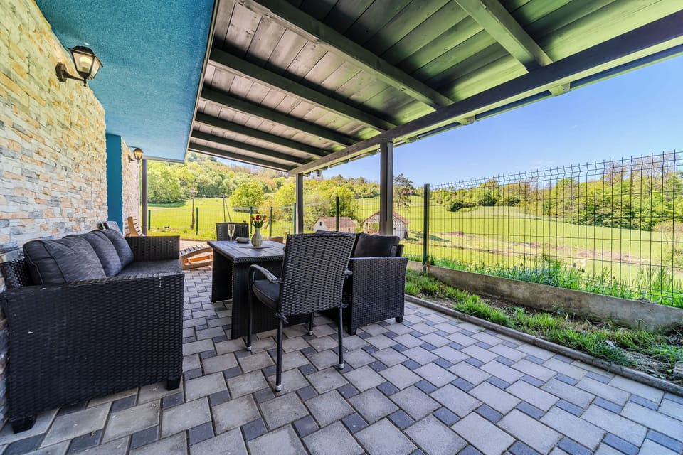 Family House, 4 Bedrooms, 2 Bathrooms (The Blue House with Sauna & Jacuzzi) | Outdoor dining