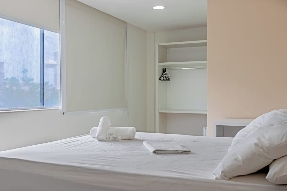 Quarto Cama Casal | Minibar, desk, blackout drapes, iron/ironing board