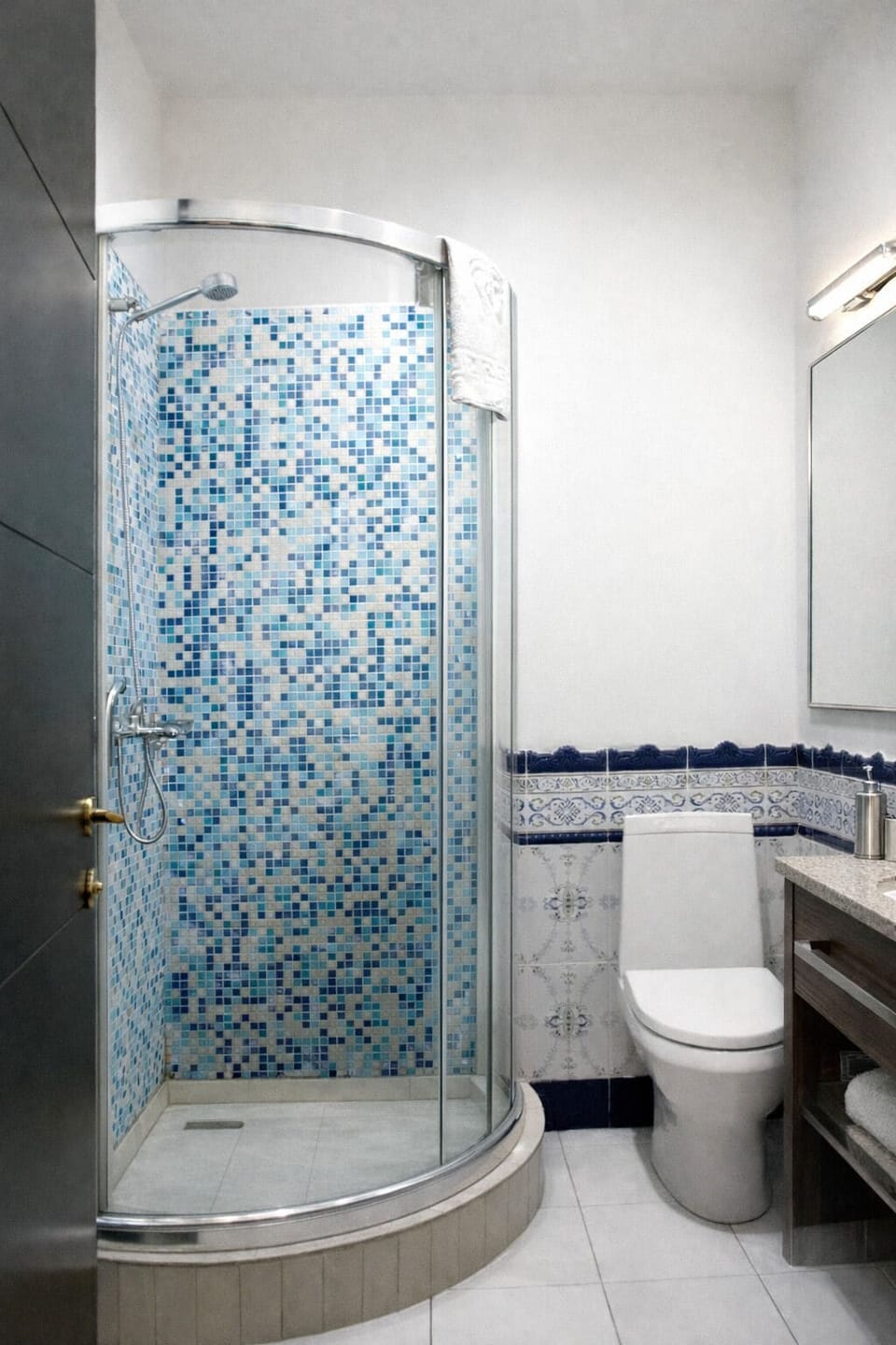 Shower, hair dryer, slippers, bidet