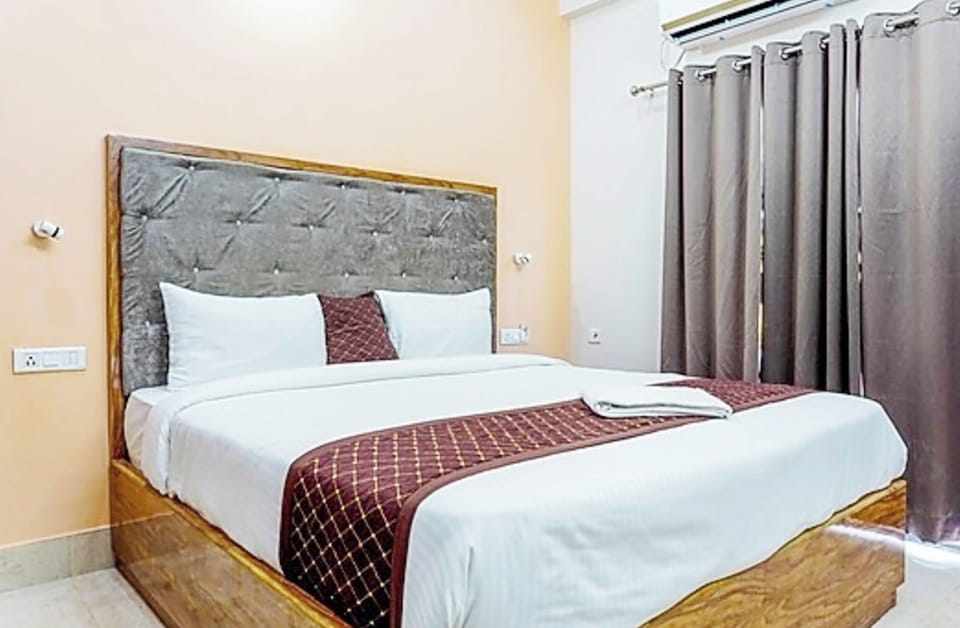Deluxe Double Room, Air conditioning | Hypo-allergenic bedding, desk, soundproofing, free WiFi