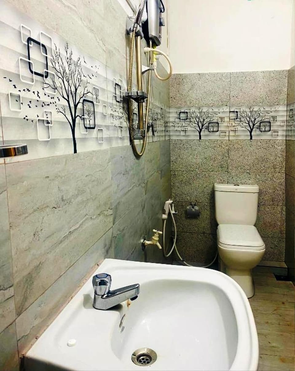 Comfort Double Room, Mountain View | Bathroom | Free toiletries, hair dryer, bidet, towels