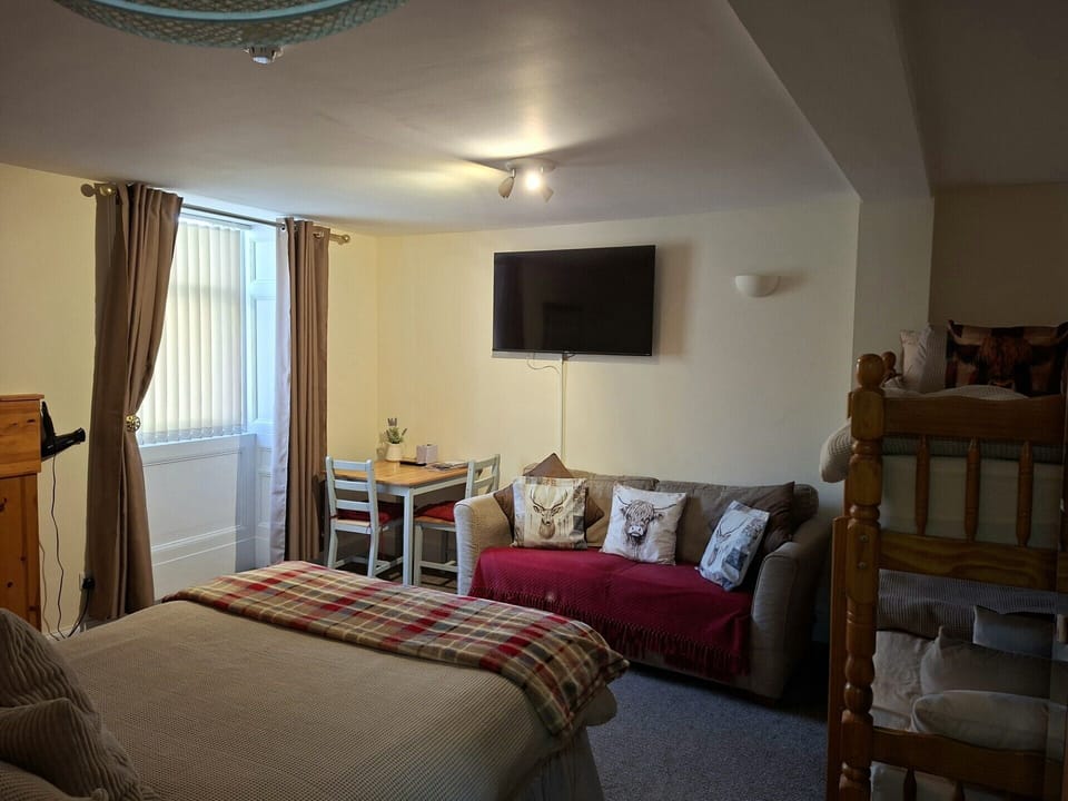Family Studio Suite | In-room safe, iron/ironing board, free cribs/infant beds, free WiFi