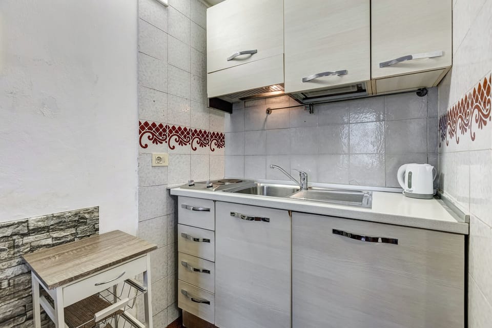 Duplex, 1 Queen Bed, Patio, Courtyard View | Private kitchen | Mini-fridge, microwave, cookware/dishes/utensils
