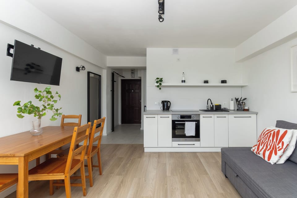 Apartament (188) | Private kitchen | Fridge, stovetop, electric kettle, cookware/dishes/utensils