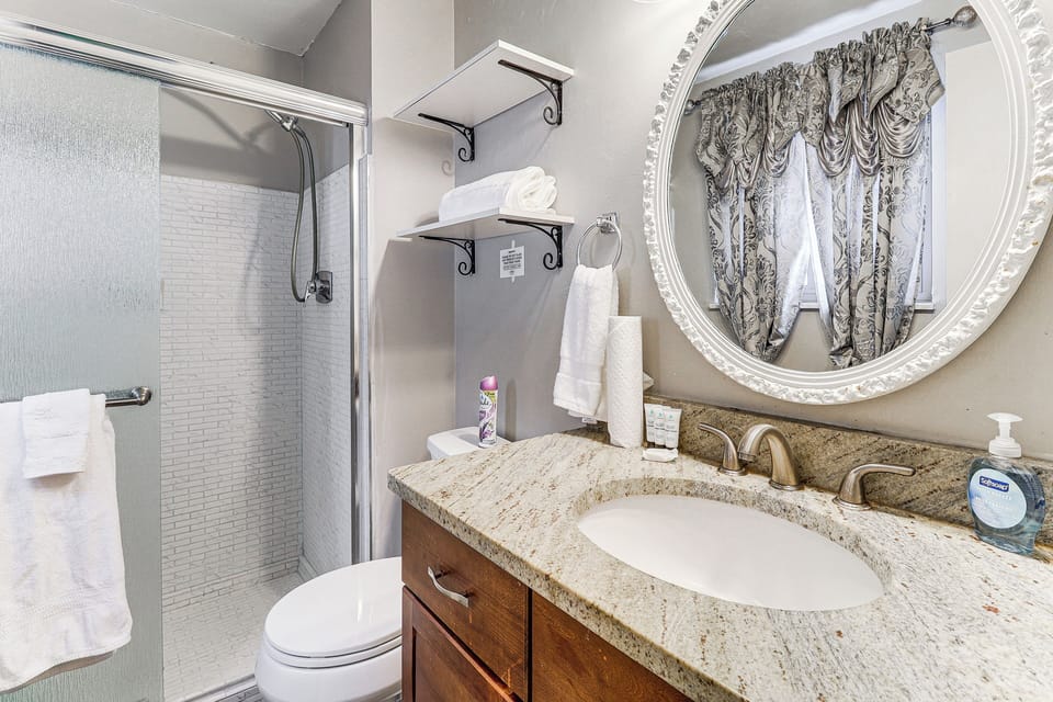 Remote-work Ready: Family Home Near Pittsburgh Cottage in Monroeville
