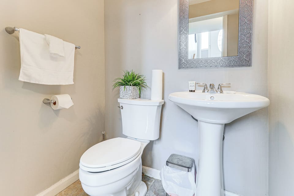 Remote-work Ready: Family Home Near Pittsburgh Cottage in Monroeville