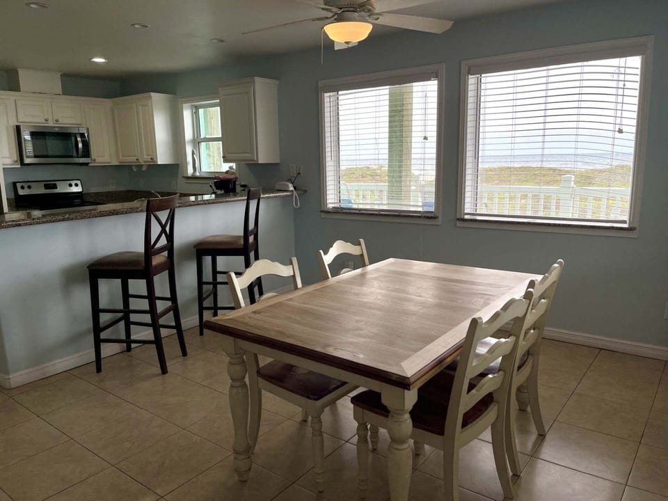 Condo, 2 Bedrooms | Dining