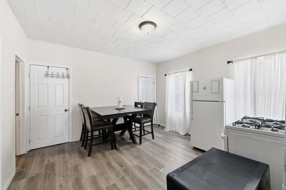Apartment, 2 Bedrooms | Dining