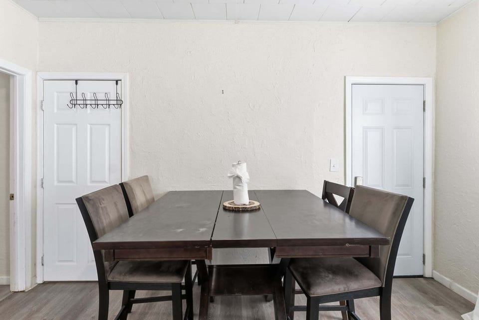 Apartment, 2 Bedrooms | Dining
