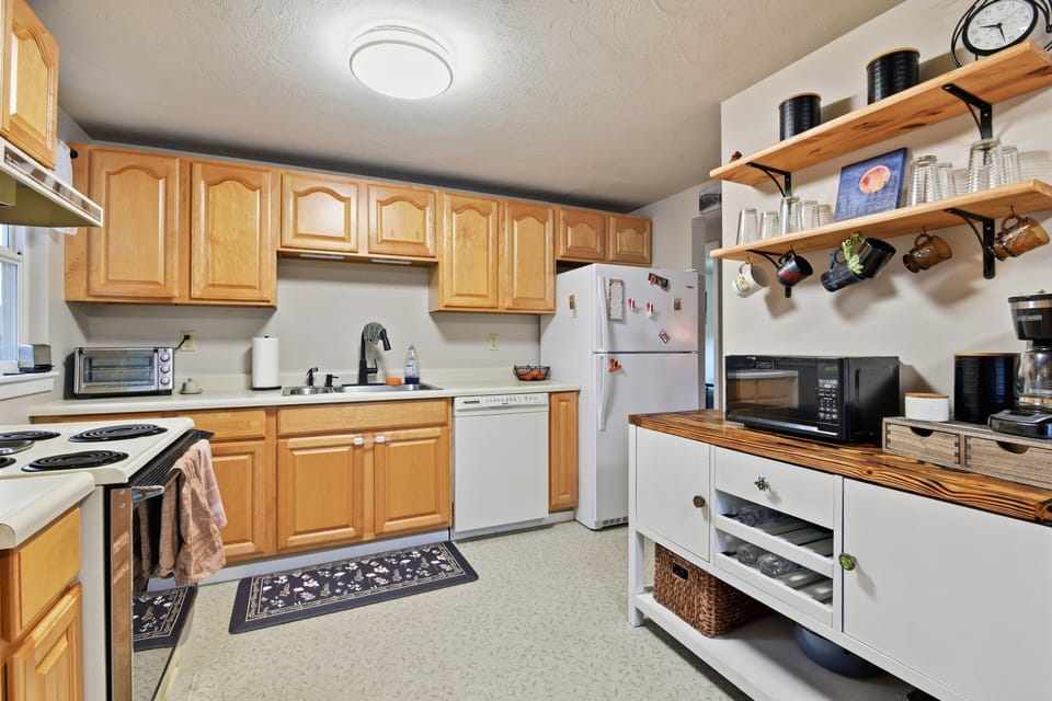 House, 3 Bedrooms | Private kitchen | Fridge, oven, coffee/tea maker