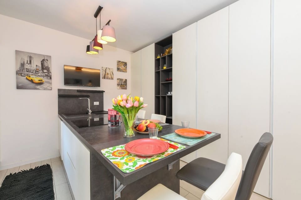 Basic Apartment | Dining