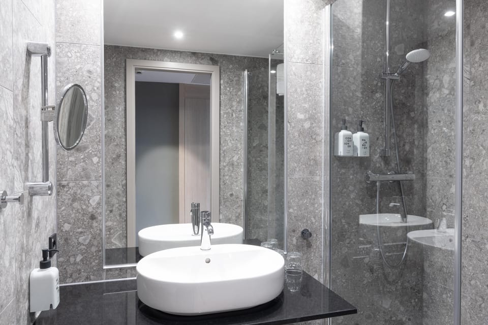 Standard Room, 1 King Bed | Bathroom | Eco-friendly toiletries, hair dryer, towels, soap