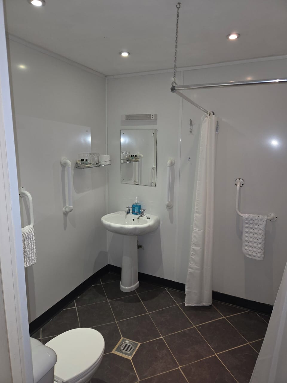 Twin Room, 2 Twin Beds, Mobility Accessible, Non Smoking | Bathroom | Free toiletries, towels, soap, shampoo