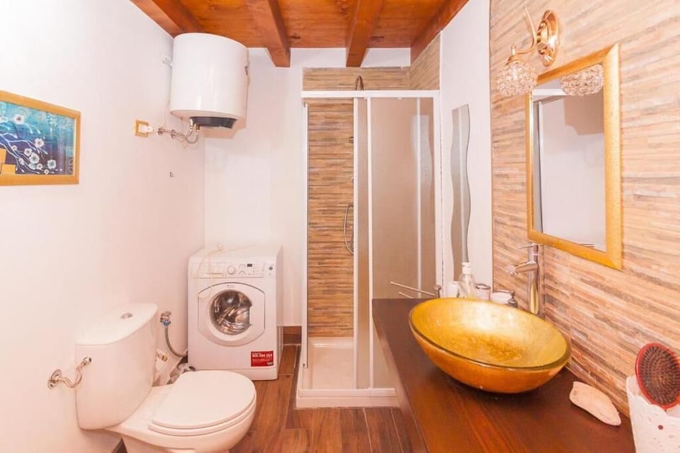 Family Apartment, Balcony, Courtyard View | Bathroom | Shower, hair dryer, bidet, towels