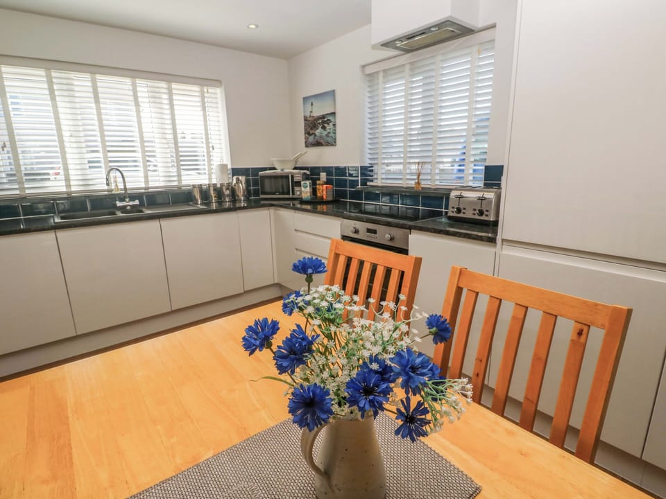 Cottage | Private kitchen | Fridge, microwave, dishwasher, cookware/dishes/utensils