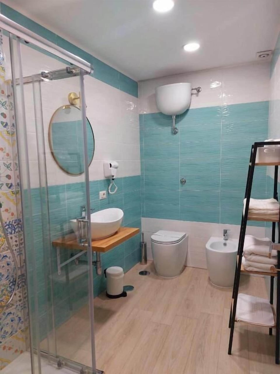 Shower, free toiletries, hair dryer, bidet