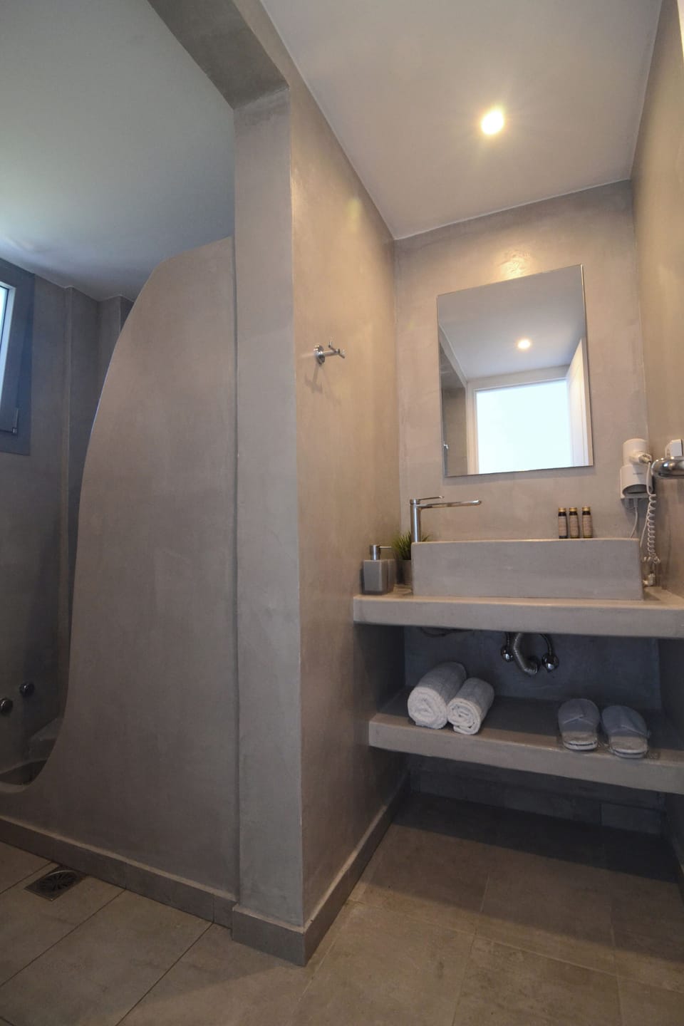 Premium Quadruple Room | Bathroom | Shower, free toiletries, hair dryer, towels