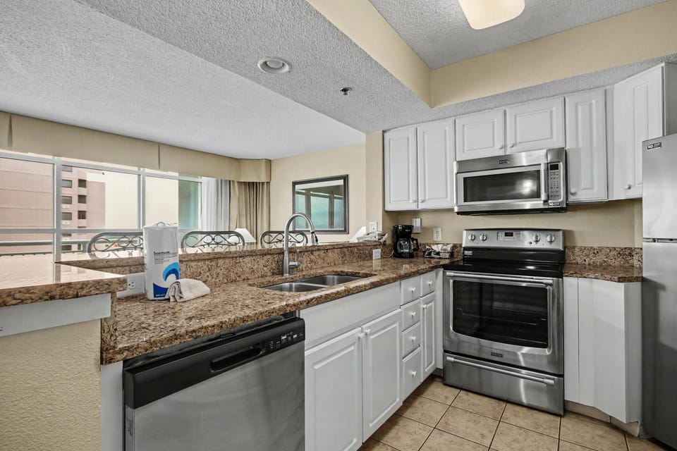 Suite, Multiple Beds, Partial Ocean View (Partial Ocean View 1 Bedroom Suite) | Private kitchen | Microwave, coffee/tea maker