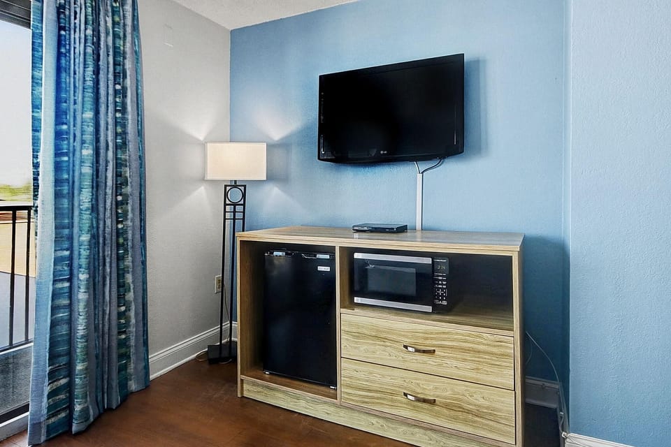 Double Room, 2 Twin Beds, Partial Ocean View (Standard Double Room) | In-room safe, iron/ironing board, free WiFi, bed sheets
