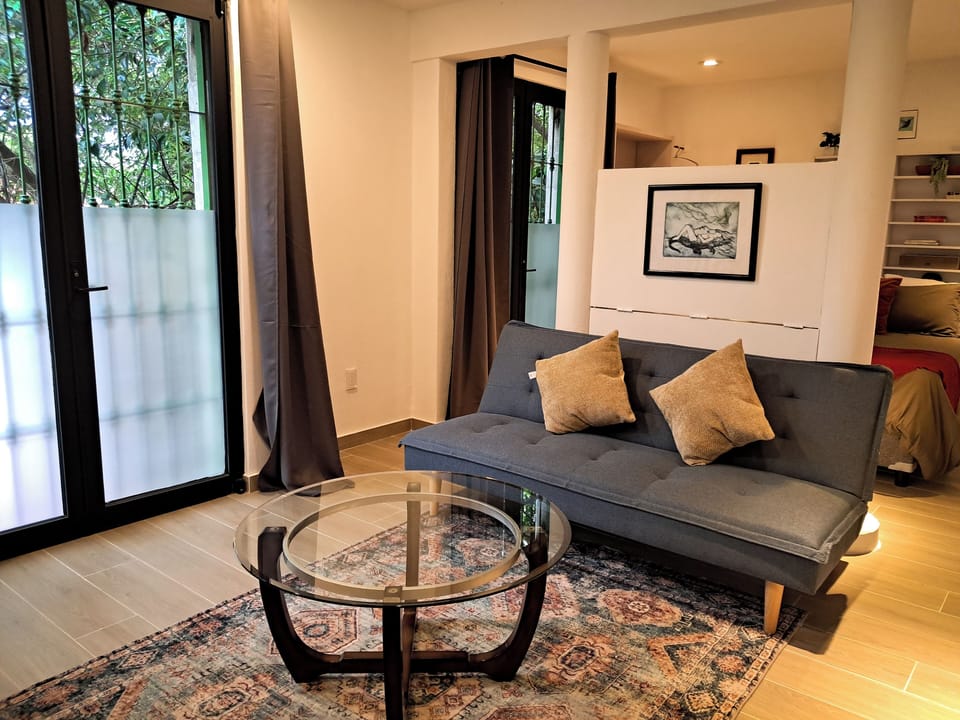 Deluxe Suite, City View | Living area
