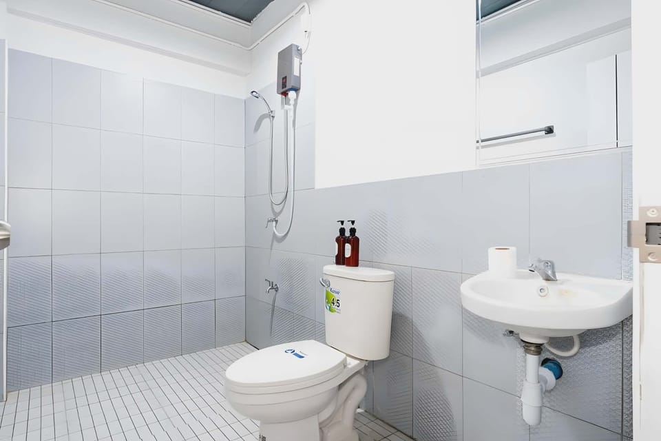 Studio | Bathroom | Bidet, towels, soap, shampoo