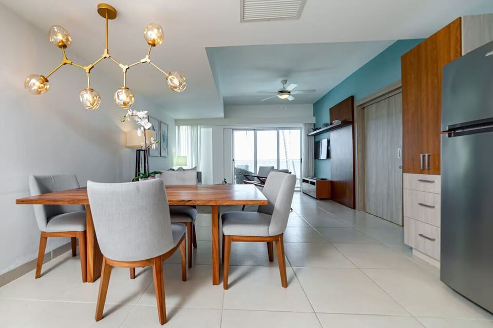 Luxury Suite, Balcony, Sea View | In-room dining