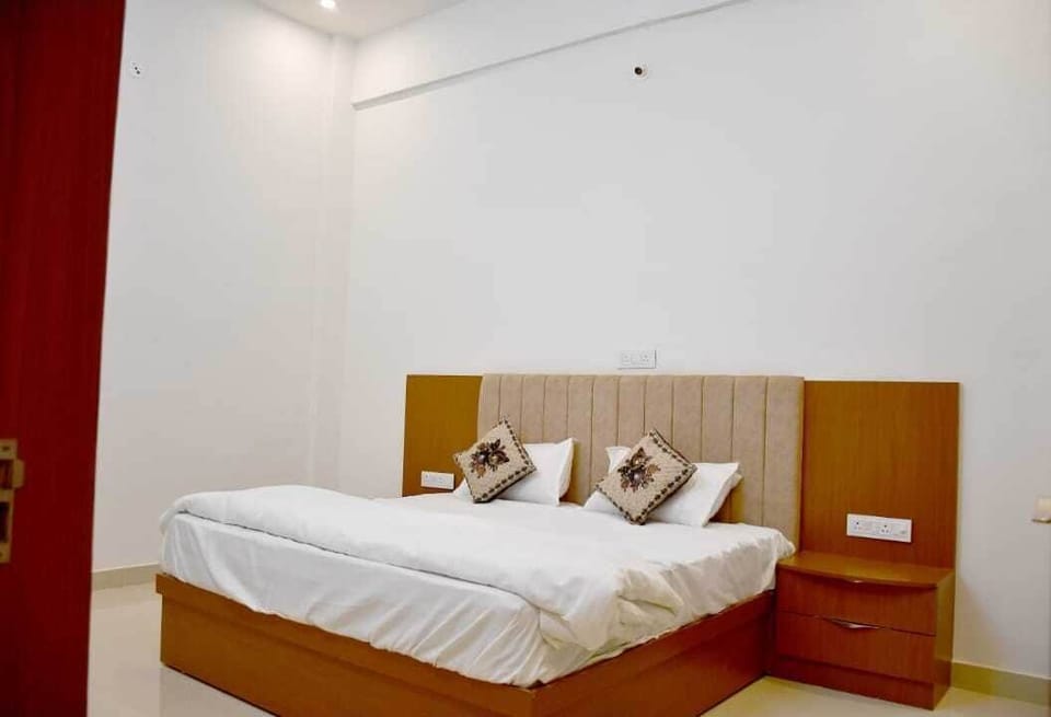 Luxury Room | Rollaway beds (surcharge), WiFi (free), bed sheets