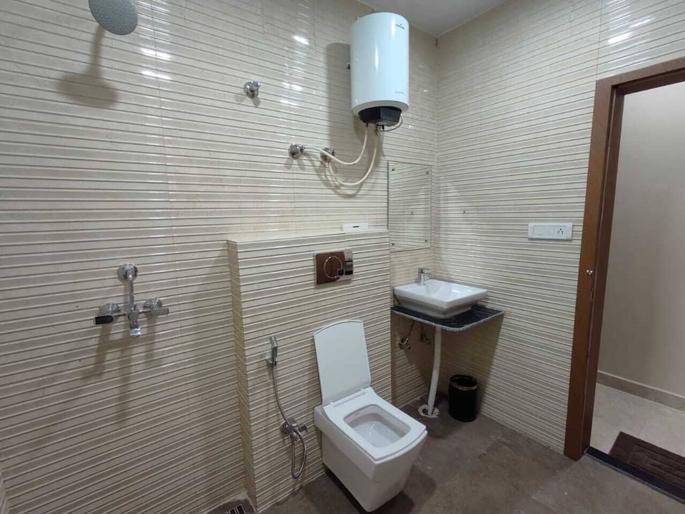 Standard Double Room, Balcony, Garden View | Bathroom | Towels, soap, shampoo