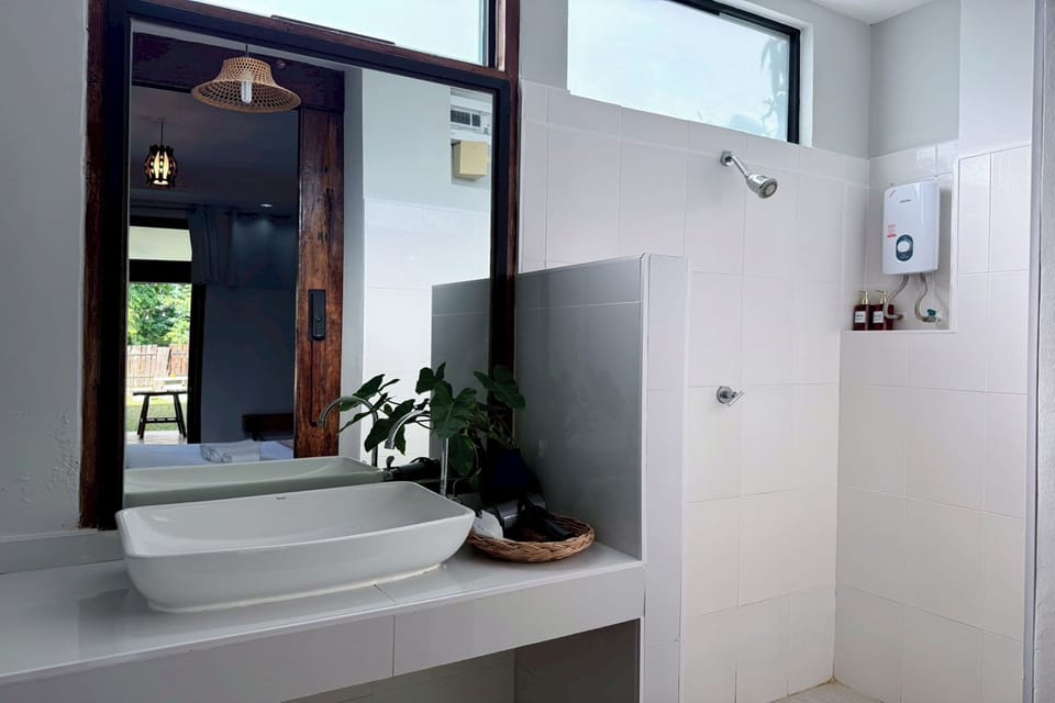Standard Double Room | Bathroom | Shower, rainfall showerhead, free toiletries, hair dryer