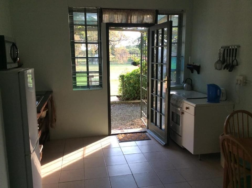 Double Room, Patio, Garden View | Private kitchen | Microwave, cookware/dishes/utensils